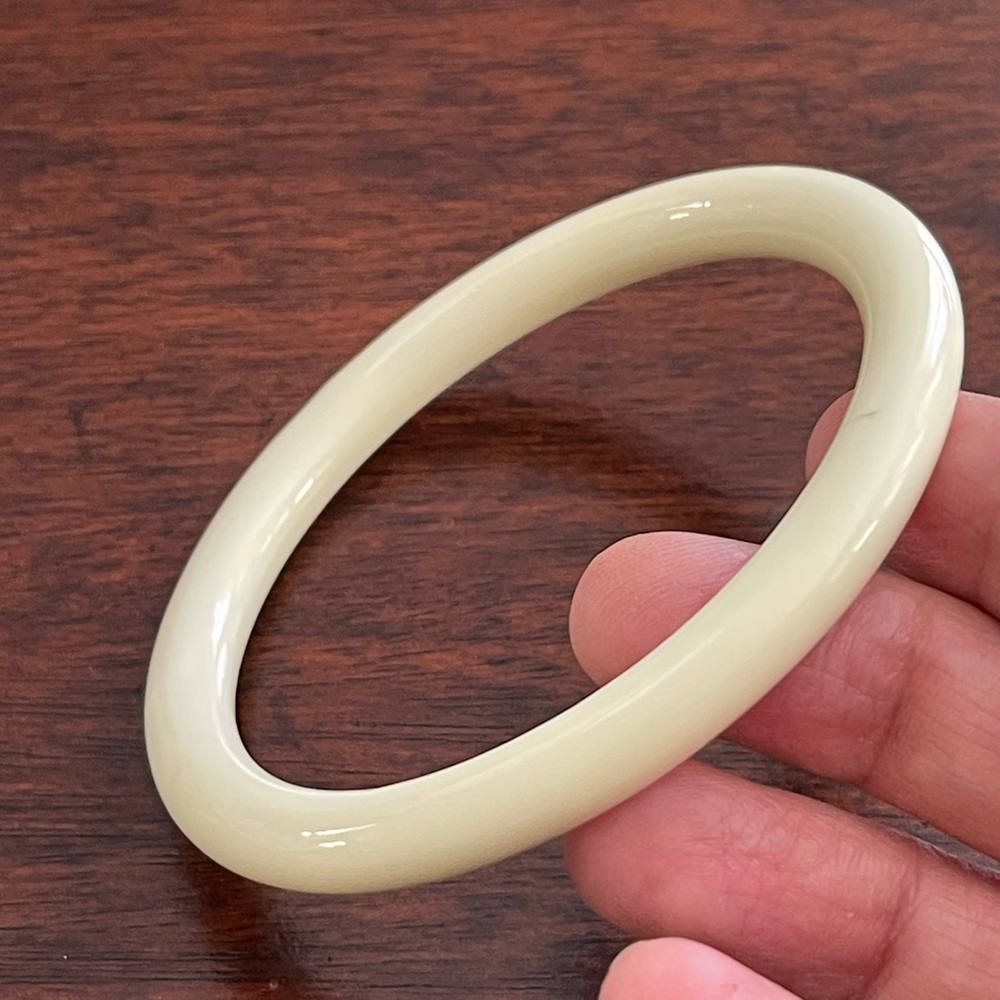 Creamy ivory white glass bangle bracelet - Picture 1 of 5